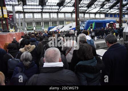 Photo montrant la foule à la gare de Lyon, à Paris, en France, le 9 avril 2018. Les travailleurs français de la SNCF et de la société RER ont lancé trois mois de grèves, dans le cadre d'une vague d'action industrielle qui va tester la volonté du président Emmanuel Macron de refaçonner la France par des réformes radicales. La grève va semer le chaos chez les 4.5 millions de passagers français, avec des arrêts prévus deux jours sur cinq jusqu'en juin 28, à moins que Macron ne abandonne sa tentative de forcer une révision majeure de l'opérateur ferroviaire SNCF. Photo d'Alain Apaydin/ABACAPRESS.COM Banque D'Images