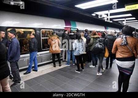 Les navetteurs s'embarquent dans le RER à la gare de Lyon, à Paris, France, le 9 avril 2018. Les travailleurs français de la SNCF et de la société RER ont lancé trois mois de grèves, dans le cadre d'une vague d'action industrielle qui va tester la volonté du président Emmanuel Macron de refaçonner la France par des réformes radicales. La grève va semer le chaos chez les 4.5 millions de passagers français, avec des arrêts prévus deux jours sur cinq jusqu'en juin 28, à moins que Macron ne abandonne sa tentative de forcer une révision majeure de l'opérateur ferroviaire SNCF. Photo d'Alain Apaydin/ABACAPRESS.COM Banque D'Images