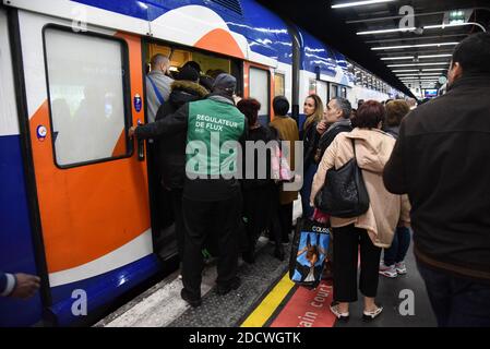 Les navetteurs s'embarquent dans le RER à la gare de Lyon, à Paris, France, le 9 avril 2018. Les travailleurs français de la SNCF et de la société RER ont lancé trois mois de grèves, dans le cadre d'une vague d'action industrielle qui va tester la volonté du président Emmanuel Macron de refaçonner la France par des réformes radicales. La grève va semer le chaos chez les 4.5 millions de passagers français, avec des arrêts prévus deux jours sur cinq jusqu'en juin 28, à moins que Macron ne abandonne sa tentative de forcer une révision majeure de l'opérateur ferroviaire SNCF. Photo d'Alain Apaydin/ABACAPRESS.COM Banque D'Images