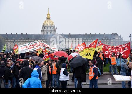 Des centaines de cheminots descendent dans les rues de Paris, France, le 9 avril 2018, au début de trois mois de grèves ferroviaires. Le personnel de l'opérateur ferroviaire SNCF a quitté le poste à partir de 7.00 h (1700 h GMT) le 2 avril, le premier d'une série de démarchages touchant tout, de l'énergie à la collecte des ordures. Les grèves des chemins de fer, qui doivent durer jusqu'en juin 28, sont considérées comme le plus grand défi encore à relever par le Président pour secouer la France et la rendre plus compétitive. Photo d'Alain Apaydin/ABACAPRESS.COM Banque D'Images