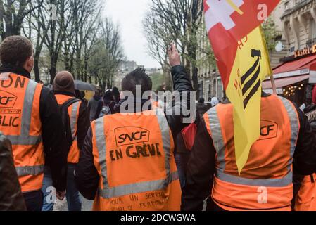 Quatrième jour de grève des cheminots à la SNCF. Pour protester contre le projet de réforme de la SNCF, à l'appel de la CGT, du Sud-Rail et du FO, les chemins de fer parisiens se sont rassemblés sur l'Esplanade des Invalides. Une partie des manifestants se sont rendus à une manifestation sauvage dans les rues de Paris via la Tour Eiffel et le Trocadéro. Paris, France, le 9 avril 2018. Photo de Samuel Boivin / ABACAPRESS.COM Banque D'Images