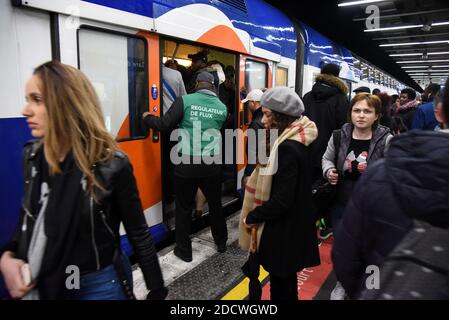 Les navetteurs s'embarquent dans le RER à la gare de Lyon, à Paris, France, le 9 avril 2018. Les travailleurs français de la SNCF et de la société RER ont lancé trois mois de grèves, dans le cadre d'une vague d'action industrielle qui va tester la volonté du président Emmanuel Macron de refaçonner la France par des réformes radicales. La grève va semer le chaos chez les 4.5 millions de passagers français, avec des arrêts prévus deux jours sur cinq jusqu'en juin 28, à moins que Macron ne abandonne sa tentative de forcer une révision majeure de l'opérateur ferroviaire SNCF. Photo d'Alain Apaydin/ABACAPRESS.COM Banque D'Images