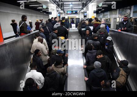 Photo montrant la foule à la gare de Lyon, à Paris, en France, le 9 avril 2018. Les travailleurs français de la SNCF et de la société RER ont lancé trois mois de grèves, dans le cadre d'une vague d'action industrielle qui va tester la volonté du président Emmanuel Macron de refaçonner la France par des réformes radicales. La grève va semer le chaos chez les 4.5 millions de passagers français, avec des arrêts prévus deux jours sur cinq jusqu'en juin 28, à moins que Macron ne abandonne sa tentative de forcer une révision majeure de l'opérateur ferroviaire SNCF. Photo d'Alain Apaydin/ABACAPRESS.COM Banque D'Images