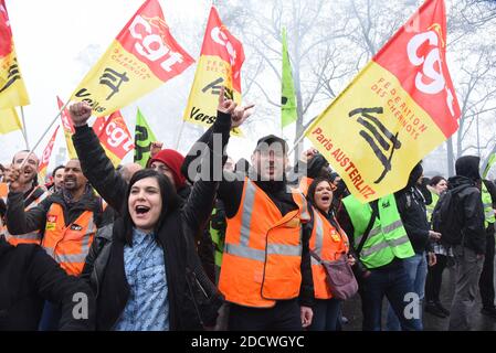 Des centaines de cheminots descendent dans les rues de Paris, France, le 9 avril 2018, au début de trois mois de grèves ferroviaires. Le personnel de l'opérateur ferroviaire SNCF a quitté le poste à partir de 7.00 h (1700 h GMT) le 2 avril, le premier d'une série de démarchages touchant tout, de l'énergie à la collecte des ordures. Les grèves des chemins de fer, qui doivent durer jusqu'en juin 28, sont considérées comme le plus grand défi encore à relever par le Président pour secouer la France et la rendre plus compétitive. Photo d'Alain Apaydin/ABACAPRESS.COM Banque D'Images