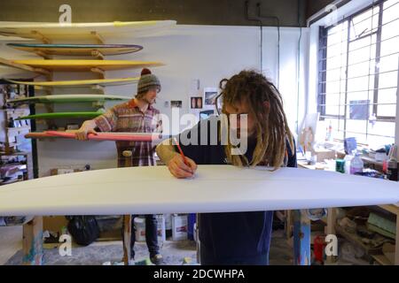 Des constructeurs de planches de surf sur mesure travaillant à Workshop, Newquay , Cornwall, Angleterre Banque D'Images