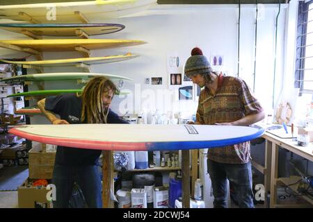 Des constructeurs de planches de surf sur mesure travaillant à Workshop, Newquay , Cornwall, Angleterre Banque D'Images