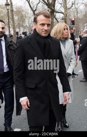 Le président français Emmanuel Macron et sa femme Brigitte Macron arrivent pour observer une minute de silence devant la plaque commémorant le regretté policier Ahmed Merabet pour marquer le troisième anniversaire de l'attaque, à Paris, le 7 janvier 2018. Deux jihadistes français qui avaient prêté serment d'allégeance à Al-Qaïda ont tué 11 personnes dans les bureaux de Charlie Hebdo en 2015 à cause de la couverture satirique de l'Islam et du prophète Mahomet par le magazine résolument athée. L'assaut, qui a vu un policier exécuté à pointblank range à proximité, a profondément choqué la France. Le président français Emmanuel Macron et sa femme Brigit Banque D'Images