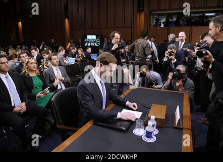 Le PDG de Facebook, Mark Zuckerberg, témoigne devant les comités du Sénat sur le système judiciaire et le commerce à Capitol Hill de la violation des données des médias sociaux, le 10 avril 2018 à Washington, DC. Photo par Olivier Douliery/Abaca Banque D'Images