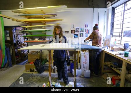 Des constructeurs de planches de surf sur mesure travaillant à Workshop, Newquay , Cornwall, Angleterre Banque D'Images