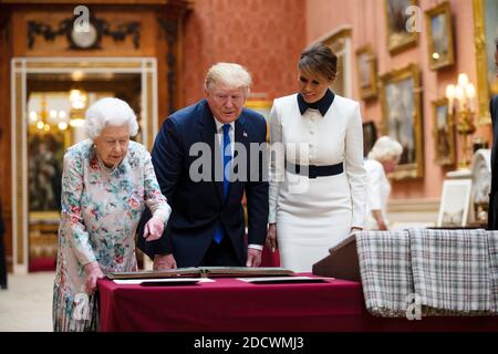 Photo du dossier datée du 03/06/19 de la première dame Melania Trump (à droite) la reine Elizabeth II (à gauche) avec le président américain Donald Trump regardant une exposition spéciale dans la galerie de photos d'articles de la collection royale d'importance historique pour les États-Unis. La salle subit d'importants travaux de réservation, qui verront le remplacement du toit de la galerie, vieux de près de 200 ans, ainsi que le retrait de tuyaux, de fils et d'autres infrastructures essentielles, dont certaines n'ont pas été mises à jour depuis la Seconde Guerre mondiale. Banque D'Images