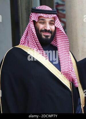 Le président Emmanuel Macron reçoit le prince héritier saoudien Mohammed ben Salman Al Saoud (également connu sous le nom de MBS), au Palais de l'Elysée à Paris, en France, le 10 avril 2018. Photo de Somer/ABACAPRESS.COM Banque D'Images