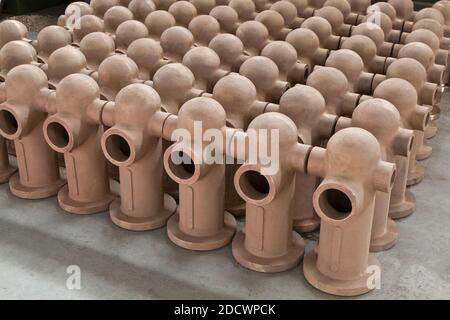 Cette usine produit un grand nombre de bouches d'incendie et de raccords de tuyauterie. Produits céramiques dans une usine Banque D'Images