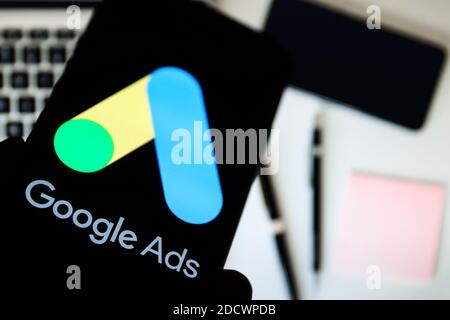 Sur cette photo, l'illustration a vu le logo Google annonces affichées sur un smartphone. Banque D'Images