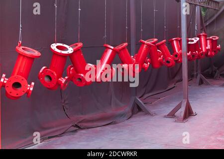 L'usine produit un grand nombre de bouches d'incendie. bouche d'incendie rouge dans l'usine. Banque D'Images
