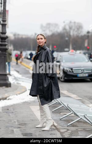 Street style, Pernille Teisbaek arrivée au spectacle Apo Rabanne automne-hiver 2018-2019 qui s'est tenu au Grand Palais à Paris, en France, le 1er mars 2018. Photo de Marie-Paola Bertrand-Hillion/ABACAPRESS.COM Banque D'Images