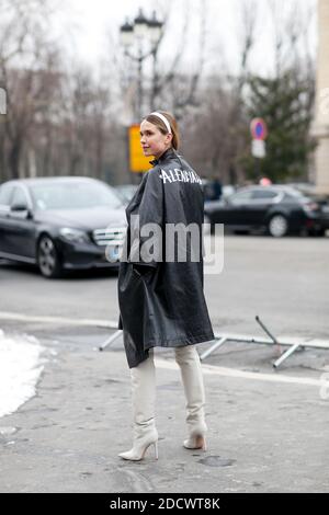 Street style, Pernille Teisbaek arrivée au spectacle Apo Rabanne automne-hiver 2018-2019 qui s'est tenu au Grand Palais à Paris, en France, le 1er mars 2018. Photo de Marie-Paola Bertrand-Hillion/ABACAPRESS.COM Banque D'Images