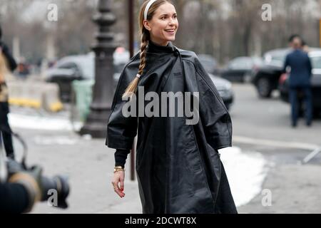 Street style, Pernille Teisbaek arrivée au spectacle Apo Rabanne automne-hiver 2018-2019 qui s'est tenu au Grand Palais à Paris, en France, le 1er mars 2018. Photo de Marie-Paola Bertrand-Hillion/ABACAPRESS.COM Banque D'Images