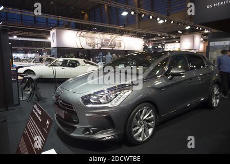 La Citroën DS5 et la dernière voiture présidentielle française ( François Hollande ) lors du salon Retromobile du 07 février 2017 à Paris, France. Les anciens collectionneurs de voitures du monde entier se réunissent pour admirer les vieux véhicules d'une autre période. Avec plus de 500 voitures exposées, Retromobile est devenu un événement international pour les amateurs et les collectionneurs. Photo par ELIOT BLONDT/ABACAPRESS.COM Banque D'Images