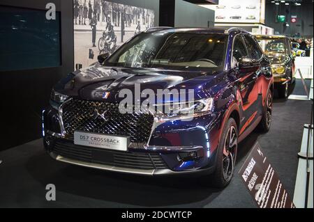 Le nouveau Citroën DS7 Crossback et la voiture présidentielle française ( Emmanuel Macron ) lors du salon Retromobile du 07 février 2017 à Paris, France. Les anciens collectionneurs de voitures du monde entier se réunissent pour admirer les vieux véhicules d'une autre période. Avec plus de 500 voitures exposées, Retromobile est devenu un événement international pour les amateurs et les collectionneurs. Photo par ELIOT BLONDT/ABACAPRESS.COM Banque D'Images