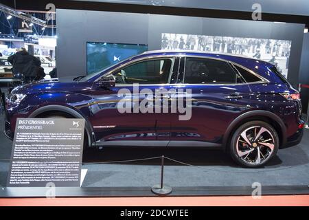 Le nouveau Citroën DS7 Crossback et la voiture présidentielle française ( Emmanuel Macron ) lors du salon Retromobile du 07 février 2017 à Paris, France. Les anciens collectionneurs de voitures du monde entier se réunissent pour admirer les vieux véhicules d'une autre période. Avec plus de 500 voitures exposées, Retromobile est devenu un événement international pour les amateurs et les collectionneurs. Photo par ELIOT BLONDT/ABACAPRESS.COM Banque D'Images