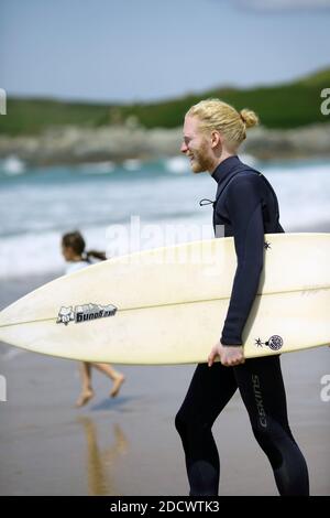 Homme surfeur à Fistral Beach à Newquay, Cornouailles, Angleterre Banque D'Images