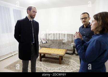 Dimitri houbron, depute LREM de la 17eme circonscippion du Nord (Douai) a la rencontre d'une famille de migrants originaire du Kurdistant irakien attente de reponse a leur propre demande d'asile en France, suite au antemement de la Jungle de Calais, et pris en charge dans le cadre du CAO (Centre d'accueil et d'orientation) de Douai, le 12 Fevrier 2018. Photo Sylvain Lefevre/ABACAPRESS.COM Banque D'Images