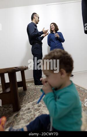 Dimitri houbron, depute LREM de la 17eme circonscippion du Nord (Douai) a la rencontre d'une famille de migrants originaire du Kurdistant irakien attente de reponse a leur propre demande d'asile en France, suite au antemement de la Jungle de Calais, et pris en charge dans le cadre du CAO (Centre d'accueil et d'orientation) de Douai, le 12 Fevrier 2018. Photo Sylvain Lefevre/ABACAPRESS.COM Banque D'Images