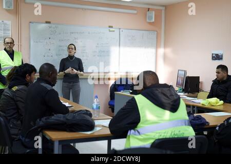 Dimitri houbron, depute LREM de la 17eme circonscritpion du Nord (Douai) en visite au centre AFPA de Cantin (Nord) pour découpler le dispositif HOPE (Hebergement, orientation, parcours vers l'emploi) mis en place une destination des migrants ayant obtenu l'enfant en France, élément de la jungle de Calais, le 12 Fevrier 2018. Ici lors des cours de francais et de vocabulaire technique professionnelle. Photo Sylvain Lefevre/ABACAPRESS.COM Banque D'Images