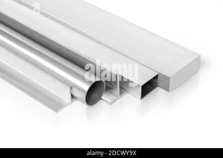 Barres d'aluminium empilées sur fond blanc. Tiges en aluminium Banque D'Images