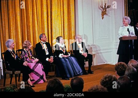 La première dame Barbara Bush fait des remarques lors d'une cérémonie à l'intention de 1989 honorés du Kennedy Centre dans la salle est de la Maison Blanche, le 3 décembre 1989 à Washington. Les 1989 lauréats sont, de gauche à droite : l'actrice et chanteuse Mary Martin, la danseuse Alexandra Danilova, la chanteuse et comédienne Harry Belafonte, l'actrice Claudette Colbert et le compositeur William Schuman.Credit: Peter Heimsath / Pool via CNP/ABACAPRESS.COM Banque D'Images