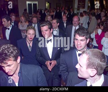 L'acteur Sean Penn, en bas à gauche, et John F. Kennedy, Jr. Et sa femme Carolyn Bessette Kennedy quittent le dîner de 1999 de l'Association des correspondants de la Maison Blanche à l'hôtel Hilton de Washington, D.C., le 1er mai 1999. Crédit : Ron Sachs / CNP/ABACAPRESS.COM Banque D'Images