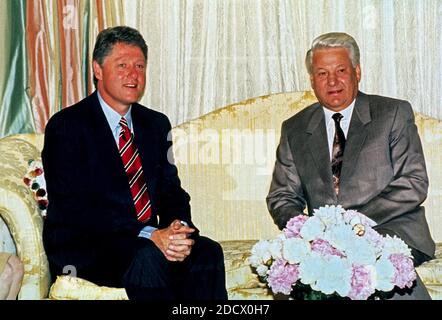 Le gouverneur Bill Clinton (démocrate de l'Arkansas), à gauche, aspirant présumé à la nomination du Parti démocratique de 1992 à la présidence des États-Unis, rencontre le président Boris Eltsine de la Fédération de Russie, à droite, à la Maison Blair à Washington, DC, le 18 juin 1992.Credit: Consolidated News photos Banque D'Images