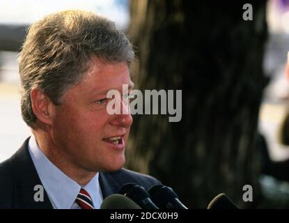 Le gouverneur Bill Clinton (démocrate de l’Arkansas), à gauche, aspirant présumé à la nomination du Parti démocratique de 1992 à la présidence des États-Unis, s’adresse à la presse après avoir rencontré le président Boris Eltsine de la Fédération de Russie à la Maison Blair à Washington, DC, le 18 juin 1992.Credit: Howard L. Sachs / CNP/ABACAPRESS.COM Banque D'Images