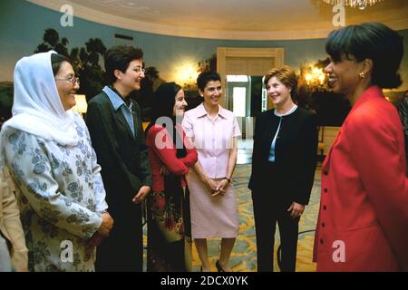 Laura Bush et la Conseillère pour la sécurité nationale, Mme Condoleezza Rice, à droite, rencontrent le Conseil des femmes des États-Unis et de l'Afghanistan dans la salle diplomatique le mercredi 16 juillet 2003. Le conseil est composé de chefs de file du gouvernement, des entreprises et des médias des deux pays et encourage les femmes afghanes à jouer un rôle essentiel dans la reconstruction de l'Afghanistan. Crédit obligatoire : Susan Sterner / Maison Blanche via CNP/ABACAPRESS.COM Banque D'Images