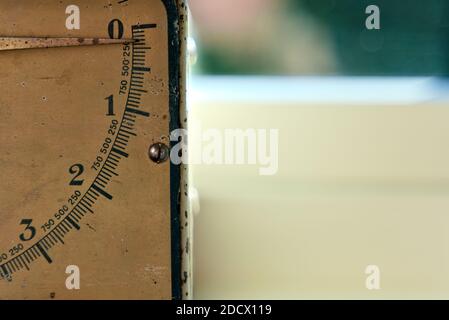 Ancienne balance de cuisine vintage pour la cuisson des ingrédients, mesure en kilos et grammes. Banque D'Images