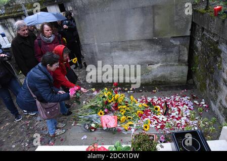 Les fans rendent hommage à Jacques Higelin sur sa tombe lors de ses funérailles à Père Lachaise à Paris, France, le 12 avril 2018. Photo d'Alain Apaydin/ABACAPRESS.COM Banque D'Images