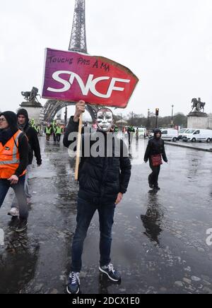 Des centaines de cheminots descendent dans les rues de Paris, France, le 9 avril 2018, au début de trois mois de grèves ferroviaires. Le personnel de l'opérateur ferroviaire SNCF a quitté le poste à partir de 7.00 h (1700 h GMT) le 2 avril, le premier d'une série de démarchages touchant tout, de l'énergie à la collecte des ordures. Les grèves des chemins de fer, qui doivent durer jusqu'en juin 28, sont considérées comme le plus grand défi encore à relever par le Président pour secouer la France et la rendre plus compétitive. Photo d'Alain Apaydin/ABACAPRESS.COM Banque D'Images