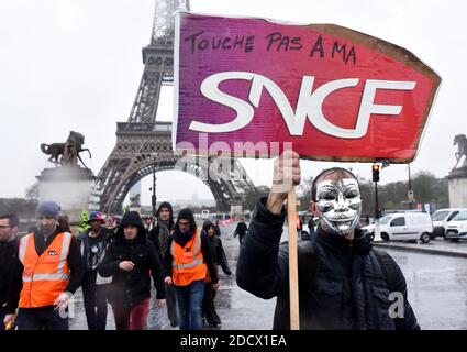 Des centaines de cheminots descendent dans les rues de Paris, France, le 9 avril 2018, au début de trois mois de grèves ferroviaires. Le personnel de l'opérateur ferroviaire SNCF a quitté le poste à partir de 7.00 h (1700 h GMT) le 2 avril, le premier d'une série de démarchages touchant tout, de l'énergie à la collecte des ordures. Les grèves des chemins de fer, qui doivent durer jusqu'en juin 28, sont considérées comme le plus grand défi encore à relever par le Président pour secouer la France et la rendre plus compétitive. Photo d'Alain Apaydin/ABACAPRESS.COM Banque D'Images