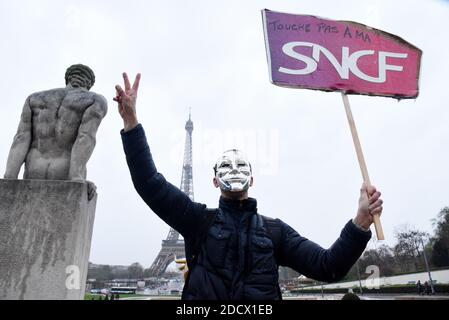 Des centaines de cheminots descendent dans les rues de Paris, France, le 9 avril 2018, au début de trois mois de grèves ferroviaires. Le personnel de l'opérateur ferroviaire SNCF a quitté le poste à partir de 7.00 h (1700 h GMT) le 2 avril, le premier d'une série de démarchages touchant tout, de l'énergie à la collecte des ordures. Les grèves des chemins de fer, qui doivent durer jusqu'en juin 28, sont considérées comme le plus grand défi encore à relever par le Président pour secouer la France et la rendre plus compétitive. Photo d'Alain Apaydin/ABACAPRESS.COM Banque D'Images