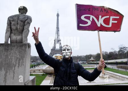 Des centaines de cheminots descendent dans les rues de Paris, France, le 9 avril 2018, au début de trois mois de grèves ferroviaires. Le personnel de l'opérateur ferroviaire SNCF a quitté le poste à partir de 7.00 h (1700 h GMT) le 2 avril, le premier d'une série de démarchages touchant tout, de l'énergie à la collecte des ordures. Les grèves des chemins de fer, qui doivent durer jusqu'en juin 28, sont considérées comme le plus grand défi encore à relever par le Président pour secouer la France et la rendre plus compétitive. Photo d'Alain Apaydin/ABACAPRESS.COM Banque D'Images