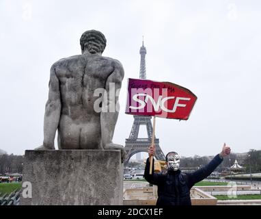 Des centaines de cheminots descendent dans les rues de Paris, France, le 9 avril 2018, au début de trois mois de grèves ferroviaires. Le personnel de l'opérateur ferroviaire SNCF a quitté le poste à partir de 7.00 h (1700 h GMT) le 2 avril, le premier d'une série de démarchages touchant tout, de l'énergie à la collecte des ordures. Les grèves des chemins de fer, qui doivent durer jusqu'en juin 28, sont considérées comme le plus grand défi encore à relever par le Président pour secouer la France et la rendre plus compétitive. Photo d'Alain Apaydin/ABACAPRESS.COM Banque D'Images