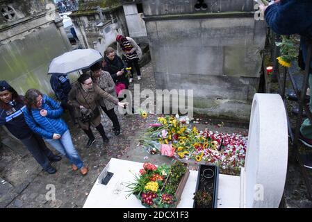 Les fans rendent hommage à Jacques Higelin sur sa tombe lors de ses funérailles à Père Lachaise à Paris, France, le 12 avril 2018. Photo d'Alain Apaydin/ABACAPRESS.COM Banque D'Images