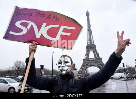 Des centaines de cheminots descendent dans les rues de Paris, France, le 9 avril 2018, au début de trois mois de grèves ferroviaires. Le personnel de l'opérateur ferroviaire SNCF a quitté le poste à partir de 7.00 h (1700 h GMT) le 2 avril, le premier d'une série de démarchages touchant tout, de l'énergie à la collecte des ordures. Les grèves des chemins de fer, qui doivent durer jusqu'en juin 28, sont considérées comme le plus grand défi encore à relever par le Président pour secouer la France et la rendre plus compétitive. Photo d'Alain Apaydin/ABACAPRESS.COM Banque D'Images