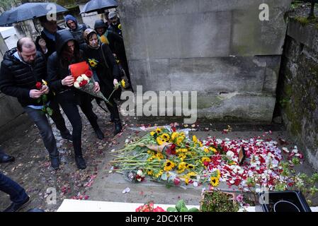 Les fans rendent hommage à Jacques Higelin sur sa tombe lors de ses funérailles à Père Lachaise à Paris, France, le 12 avril 2018. Photo d'Alain Apaydin/ABACAPRESS.COM Banque D'Images