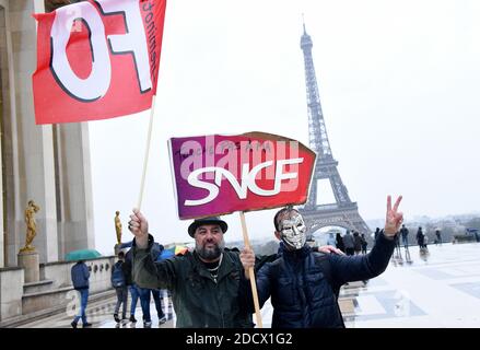 Des centaines de cheminots descendent dans les rues de Paris, France, le 9 avril 2018, au début de trois mois de grèves ferroviaires. Le personnel de l'opérateur ferroviaire SNCF a quitté le poste à partir de 7.00 h (1700 h GMT) le 2 avril, le premier d'une série de démarchages touchant tout, de l'énergie à la collecte des ordures. Les grèves des chemins de fer, qui doivent durer jusqu'en juin 28, sont considérées comme le plus grand défi encore à relever par le Président pour secouer la France et la rendre plus compétitive. Photo d'Alain Apaydin/ABACAPRESS.COM Banque D'Images