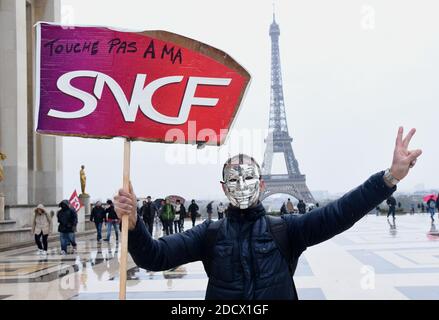 Des centaines de cheminots descendent dans les rues de Paris, France, le 9 avril 2018, au début de trois mois de grèves ferroviaires. Le personnel de l'opérateur ferroviaire SNCF a quitté le poste à partir de 7.00 h (1700 h GMT) le 2 avril, le premier d'une série de démarchages touchant tout, de l'énergie à la collecte des ordures. Les grèves des chemins de fer, qui doivent durer jusqu'en juin 28, sont considérées comme le plus grand défi encore à relever par le Président pour secouer la France et la rendre plus compétitive. Photo d'Alain Apaydin/ABACAPRESS.COM Banque D'Images