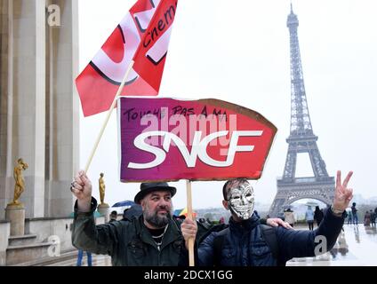 Des centaines de cheminots descendent dans les rues de Paris, France, le 9 avril 2018, au début de trois mois de grèves ferroviaires. Le personnel de l'opérateur ferroviaire SNCF a quitté le poste à partir de 7.00 h (1700 h GMT) le 2 avril, le premier d'une série de démarchages touchant tout, de l'énergie à la collecte des ordures. Les grèves des chemins de fer, qui doivent durer jusqu'en juin 28, sont considérées comme le plus grand défi encore à relever par le Président pour secouer la France et la rendre plus compétitive. Photo d'Alain Apaydin/ABACAPRESS.COM Banque D'Images