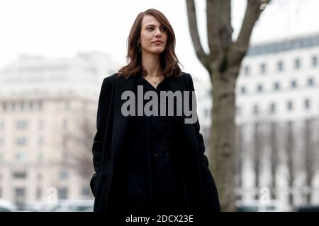 Street style, Aymeline Valade arrivant au spectacle automne-hiver 2018-2019 de Loewe, organisé à l'UNESCO, à Paris, en France, le 2 mars 2018. Photo de Marie-Paola Bertrand-Hillion/ABACAPRESS.COM Banque D'Images