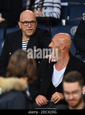 Pascal Obispo et Fabien Barthez regardant la Ligue 1 Paris Saint-Germain (PSG) et Monaco (ASM) le 15 avril 2018, au stade du Parc des Princes à Paris, France. Photo de Christian Liewig/ABACAPRESS.COM Banque D'Images