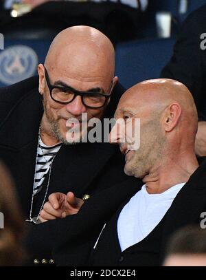 Pascal Obispo et Fabien Barthez regardant la Ligue 1 Paris Saint-Germain (PSG) et Monaco (ASM) le 15 avril 2018, au stade du Parc des Princes à Paris, France. Photo de Christian Liewig/ABACAPRESS.COM Banque D'Images